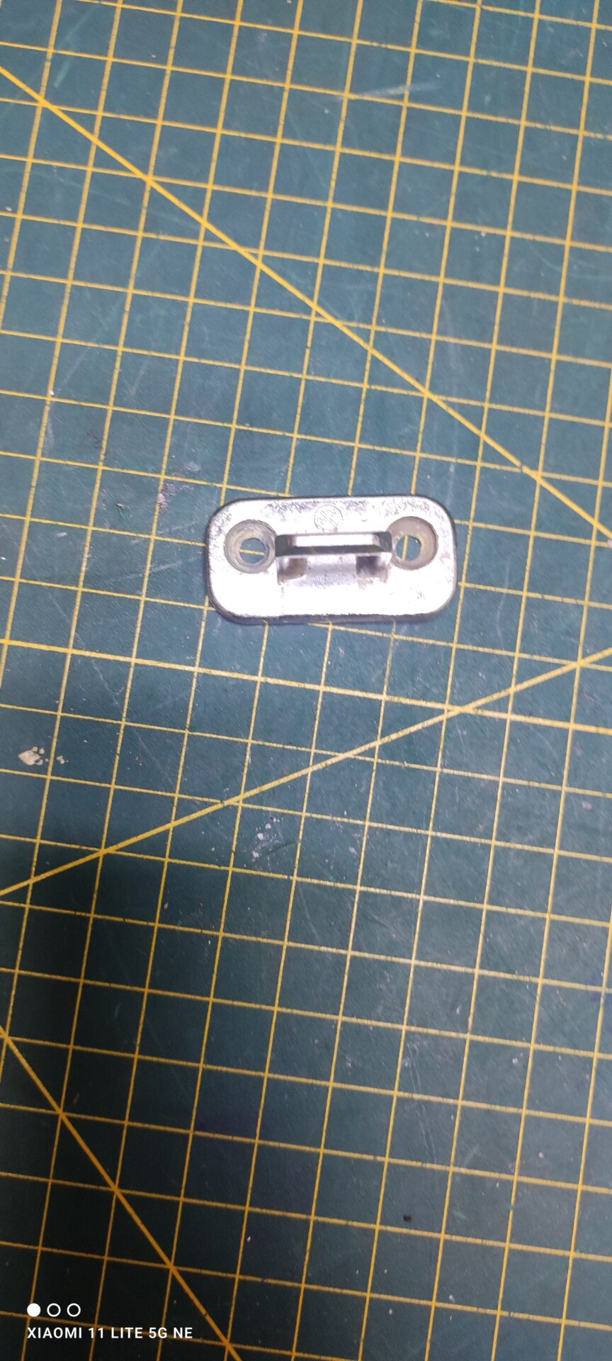 Петля люка Ariston  484563 для суш.маш.