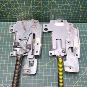 Петли Electrolux 405531332 Желт. пара лев+правая для пмм