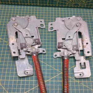 Петли Electrolux 4055147161 Красн. пара лев+правая для пмм