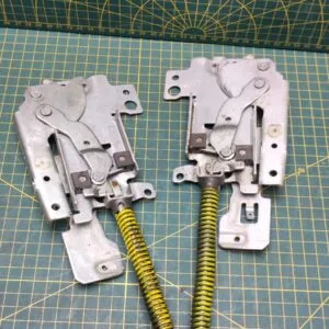 Петли Electrolux 4055393351 Желт. пара лев+правая для пмм